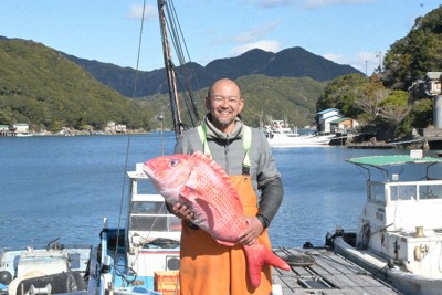 作り物のタイを手にする橋本純さん＝三重県南伊勢町阿曽浦で2026年1月21日午前11時57分、長谷山寧音撮影