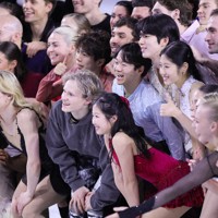エキシビションのフィナーレで、坂本の自撮りに合わせ、笑顔を見せる鍵山優真（中央右）、佐藤駿（同左）、中井（同右下）ら＝吉田航太撮影