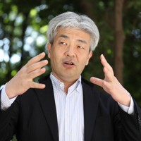 インタビューに答える東京大大学院の鈴木一人教授＝東京都新宿区で2022年5月30日、三浦研吾撮影