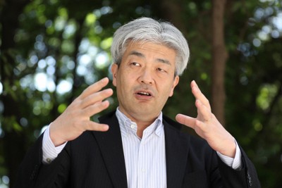インタビューに答える東京大大学院の鈴木一人教授＝東京都新宿区で2022年5月30日、三浦研吾撮影
