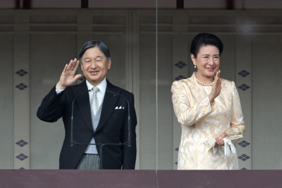 天皇誕生日の一般参賀で、集まった人たちに手を振られる天皇、皇后両陛下＝皇居・宮殿東庭で2026年2月23日午前10時22分、後藤由耶撮影