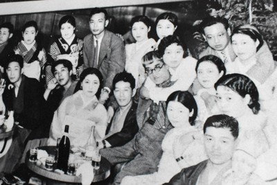 秋田市のカフェー「エーワン」で1936年に撮影したとみられる写真。中央に、トレードマークのおかっぱ頭に黒縁丸眼鏡の藤田嗣治がいる