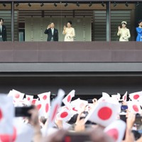 天皇陛下の誕生日を祝い 一般参賀に大勢の人たち [写真特集1/10