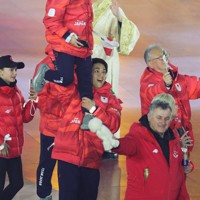 閉会式で三浦璃来（中央上）をリフトする木原龍一（同下）＝ベローナ五輪アリーナで2026年2月22日、吉田航太撮影