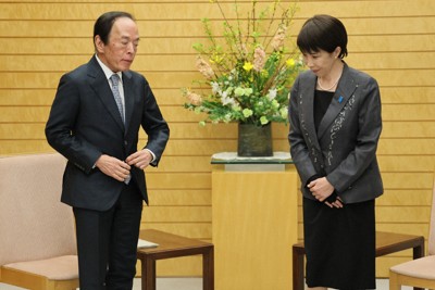 日銀の植田和男総裁（左）との会談に臨む高市早苗首相＝首相官邸で2026年2月16日、和田大典撮影
