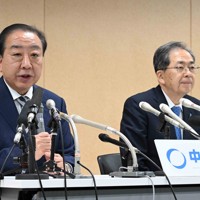 衆院選の投開票から一夜明け、記者会見する中道改革連合の野田佳彦共同代表（左）と斉藤鉄夫共同代表＝立憲民主党本部で2026年2月9日午前11時、平川義之撮影