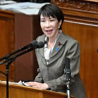 衆院本会議で中道改革連合の小川淳也代表の代表質問に対して答弁する高市早苗首相＝国会内で2026年2月24日午後1時37分、平田明浩撮影