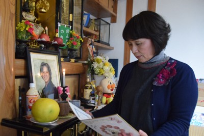 佐藤隆陸さんの遺影の前で、飲酒運転事故の遺族から寄せられたメッセージカードを見る母の佐藤悦子さん＝大分県国東市で2017年2月12日午前、屋代尚則撮影