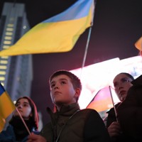 ロシアによる全面侵攻から4年となり、渋谷駅前に集まって抗議の声をあげるウクライナの人たち＝東京都渋谷区で2026年2月24日午後7時18分、和田大典撮影