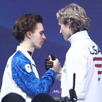 金メダルが決まったカザフスタンのミハイル・シャイドロフ(左)とたたえ合う米国のイリア・マリニン＝ミラノ・アイススケートアリーナで2026年2月13日、猪飼健史撮影