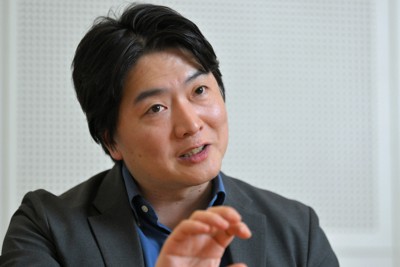 インタビューに応じる指揮者の山田和樹さん＝東京都豊島区の東京芸術劇場で2025年11月11日、手塚耕一郎撮影