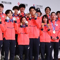 ミラノ・コルティナ冬季五輪を終えて帰国し、メダルを手に記念写真に納まる選手たち＝東京都内で2026年2月24日午後4時18分、幾島健太郎撮影