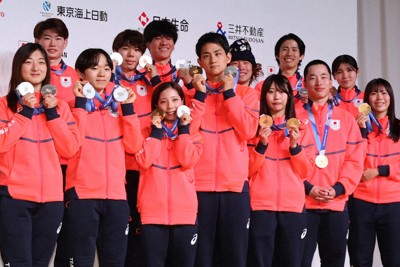 ミラノ・コルティナ冬季五輪を終えて帰国し、メダルを手に記念写真に納まる選手たち＝東京都内で2026年2月24日午後4時18分、幾島健太郎撮影