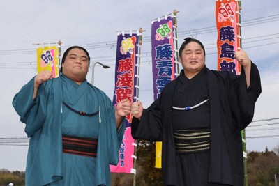 ＜春場所番付発表＞新入幕を果たしガッツポーズで活躍を誓う（左から）藤凌駕、藤青雲（撮影・後藤　正志）