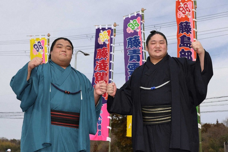 ＜春場所番付発表＞新入幕を果たしガッツポーズで活躍を誓う（左から）藤凌駕、藤青雲（撮影・後藤　正志）