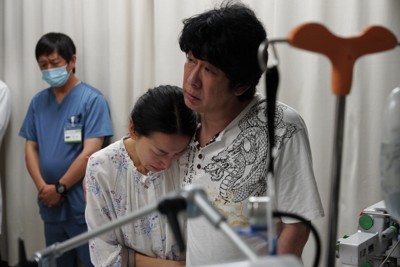 ドナーの父親役を演じた永瀬正敏さん（右）と母親役の早織さん＝© CINÉFRANCE STUDIOS - KUMIE INC - TARANTULA - VIKTORIA PRODUCTIONS - PIO&CO - PROD LAB - MARIGNAN FILMS - 2025