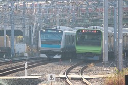 品川駅付近ですれ違う京浜東北線と山手線＝筆者撮影