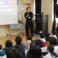 ウクライナの言語などについて、児童たちにクイズを通じて説明するマシチェンコ・ソフィアさん（中央）＝水戸市立石川小で2026年2月24日、鈴木敬子撮影