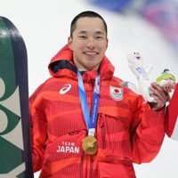 スノーボード男子ビッグエアで優勝し、金メダルを掲げる木村葵来選手＝イタリアのリビーニョ・スノーパークで2026年2月7 日、滝川大貴撮影