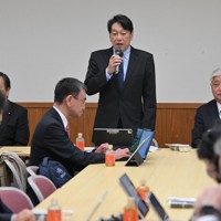 自民党安全保障調査会の会合で発言する小野寺五典安保調査会長（中央）＝東京都千代田区の同党本部で2026年2月25日午前8時2分、手塚耕一郎撮影