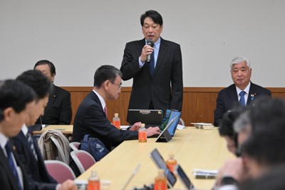 自民党安全保障調査会の会合で発言する小野寺五典安保調査会長（中央）＝東京都千代田区の同党本部で2026年2月25日午前8時2分、手塚耕一郎撮影