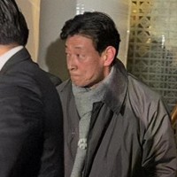 会合を開いた飲食店を後にする自民党の西村康稔選対委員長＝東京都港区で2026年2月25日午後8時45分、遠藤修平撮影