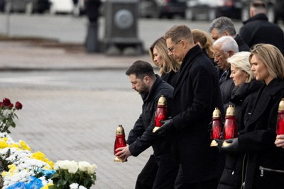 ウクライナのゼレンスキー大統領（左端）とともに戦死者の追悼施設を訪れた欧州連合（EU）のフォンデアライエン欧州委員長（右から2人目）ら欧州首脳たち＝キーウで2026年2月24日（ウクライナ大統領府提供・ロイター）