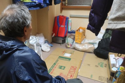住人ら4人が死亡する火災があった集合住宅で暮らしていた男性。火災後は2畳間のアパートに移った＝大阪市西成区で2025年12月22日午後6時38分、露木陽介撮影