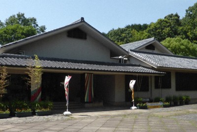 高松塚古墳壁画の保存公開施設建設に伴い、解体される国営飛鳥歴史公園館。2029年末には壁画保存公開と公園館の両機能を持った新施設が完成する＝明日香村で2025年6月19日午後2時6分、皆木成実撮影