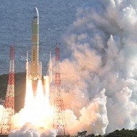 種子島宇宙センターから打ち上げられるH3ロケット8号機。第2段エンジンの燃焼が予定より早く終了し、搭載した準天頂衛星「みちびき5号機」の軌道投入に失敗した＝鹿児島県南種子町で2025年12月22日午前10時51分、本社ヘリから上入来尚撮影