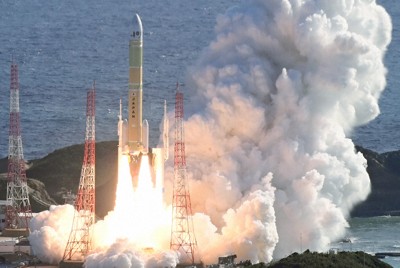 種子島宇宙センターから打ち上げられるH3ロケット8号機。第2段エンジンの燃焼が予定より早く終了し、搭載した準天頂衛星「みちびき5号機」の軌道投入に失敗した＝鹿児島県南種子町で2025年12月22日午前10時51分、本社ヘリから上入来尚撮影