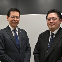 早稲田アカデミーの丸谷俊平・中学受験部長（右）と竹中孝二教務本部長＝東京都内で2026年2月17日午後5時8分、御園生枝里撮影