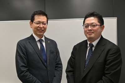早稲田アカデミーの丸谷俊平・中学受験部長（右）と竹中孝二教務本部長＝東京都内で2026年2月17日午後5時8分、御園生枝里撮影