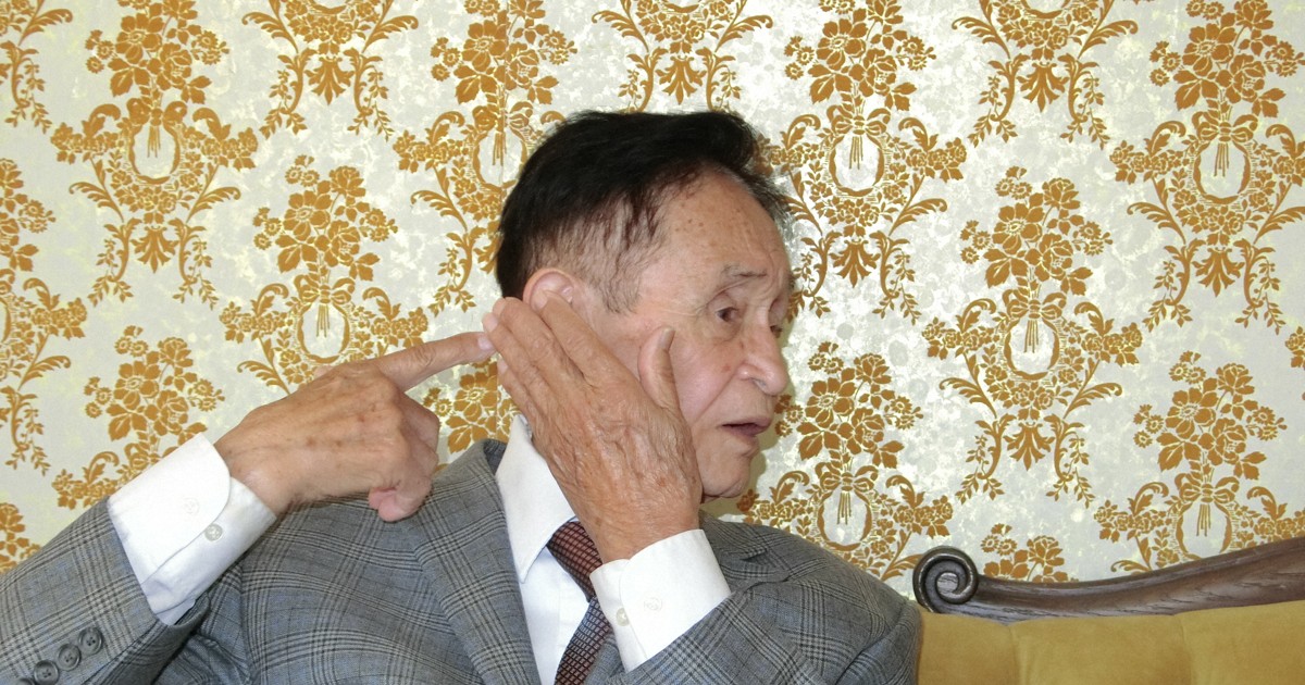 ロバート・ケネディ元司法長官の致命傷になった右耳の後ろの傷について語るトーマス野口氏＝米ロサンゼルスで2018年4月25日、長野宏美撮影