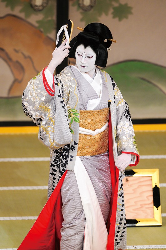 アートな時間：霊と白骨寄せ集めの大仕掛け 松緑と巳之助が二役を