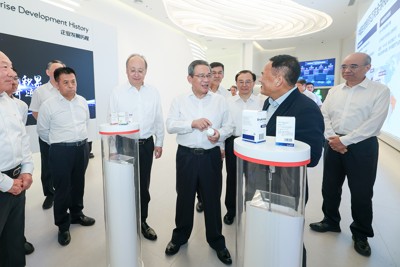 2025年8月に北京市のビーワンを訪ねた中国の李強首相(中央)　新華社＝共同