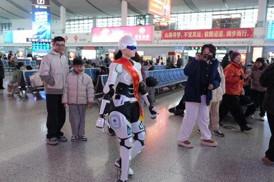 駅構内でボランティアサービスを提供する人型ロボット（2026年2月、中国安徽省蕪湖市）　新華社＝共同