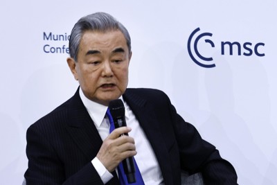 日本を批判する中国の王毅外相（2026年2月、ミュンヘン安全保障会議で）　ゲッティ＝共同