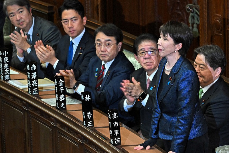 衆院本会議で内閣総理大臣に指名され、立ち上がる高市早苗首相（2月18日）。衆院選圧勝で国会を乗り切るのに死角は見当たらないが……