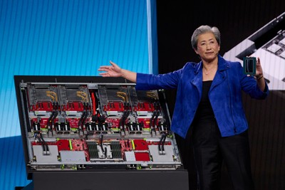 2026年1月の「CES2026」で最新の半導体「MI455X」を手にするAMDのリサ・スーCEO　Bloomberg