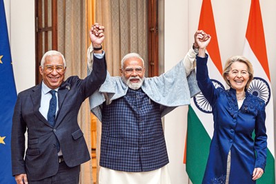 ＦＴＡ締結で合意したインドのモディ首相（中央）とＥＵ２首脳＝２０２６年１月27日 (Bloomberg)