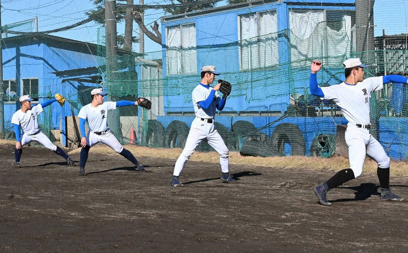 春に輝け'26センバツ：花咲徳栄 練習紹介／中 音立てて腕振り抜く 3