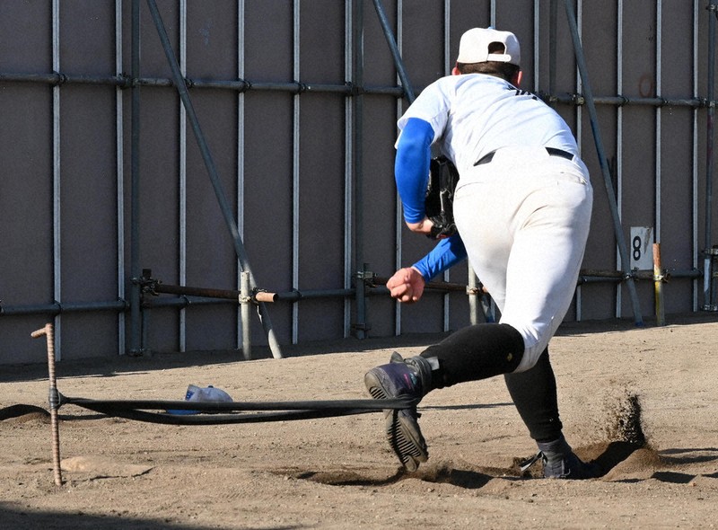 春に輝け'26センバツ：花咲徳栄 練習紹介／中 音立てて腕振り抜く 3