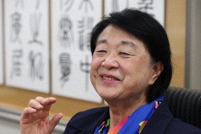 宇宙関連の研究に今も情熱を燃やし、その意義を笑顔で語る向井千秋さん＝東京都新宿区で、立教大・宇野美咲撮影