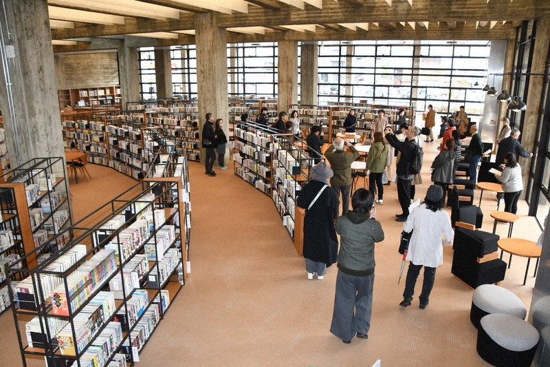 ラウンジ」で本とくつろいで 泊まれる公共図書館 4月1日開館 伊賀