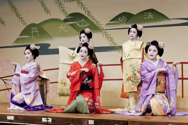 華やかな装い 舞妓らポーズ 京おどりのパンフ ／京都 | 毎日新聞