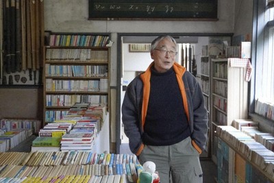 廃校舎を活用した図書館「やまがら文庫」をつくった市岡日出夫さん＝徳島県三好市で、共同