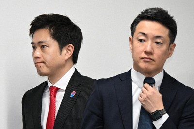 任期途中の辞職と出直しダブル選立候補を表明し、会見場を後にする吉村洋文大阪府知事（左）と横山英幸大阪市長＝大阪市中央区で1月15日、大西岳彦撮影