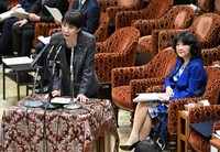 衆院予算委員会で答弁する高市早苗首相（左）。右は片山さつき財務相。国会改革を受け、指名される閣僚のみが出席した＝国会内で2025年12月9日午前9時19分、平田明浩撮影