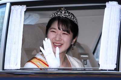上皇ご夫妻への新年のあいさつのため、仙洞御所に入られる天皇、皇后両陛下の長女愛子さま＝東京都港区で2026年1月1日午後3時2分（代表撮影）